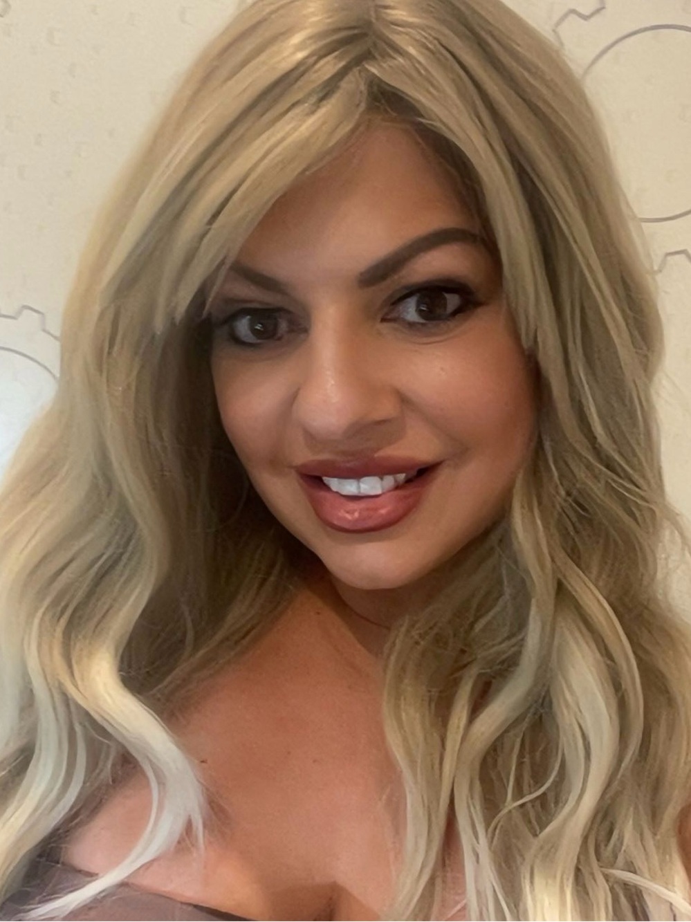 Long Blonde Wavy Women's Wig - Natural Ash Blonde 20 inches